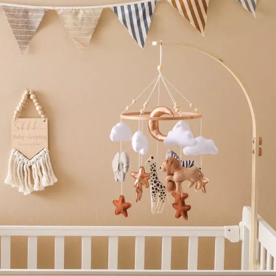 mobile en bébé en bois